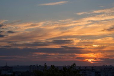 Ukrayna 'nın büyük şehri Kharkov' da günbatımının dinamikleri ve ufukta görünen ve görünmeyen her şeyin yaratıcısı tarafından resmedilen muhteşem bir akşam manzarası.!