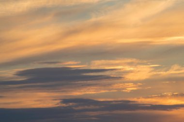 Ukrayna 'nın büyük şehri Kharkov' da günbatımının dinamikleri ve ufukta görünen ve görünmeyen her şeyin yaratıcısı tarafından resmedilen muhteşem bir akşam manzarası.!