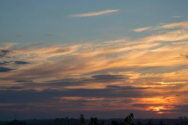 Ukrayna 'nın büyük şehri Kharkov' da günbatımının dinamikleri ve ufukta görünen ve görünmeyen her şeyin yaratıcısı tarafından resmedilen muhteşem bir akşam manzarası.!
