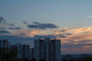 Ukrayna 'nın büyük şehri Kharkov' da günbatımının dinamikleri ve ufukta görünen ve görünmeyen her şeyin yaratıcısı tarafından resmedilen muhteşem bir akşam manzarası.!