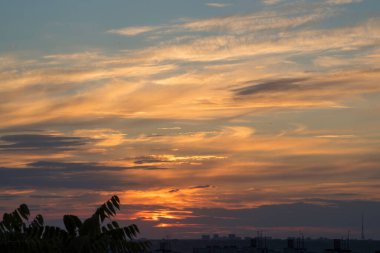 Ukrayna 'nın büyük şehri Kharkov' da günbatımının dinamikleri ve ufukta görünen ve görünmeyen her şeyin yaratıcısı tarafından resmedilen muhteşem bir akşam manzarası.!
