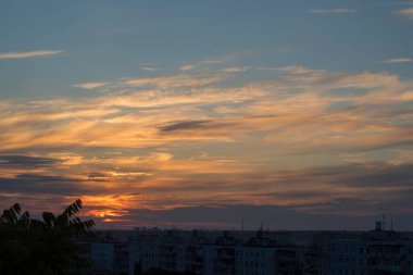 Ukrayna 'nın büyük şehri Kharkov' da günbatımının dinamikleri ve ufukta görünen ve görünmeyen her şeyin yaratıcısı tarafından resmedilen muhteşem bir akşam manzarası.!