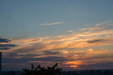 Ukrayna 'nın büyük şehri Kharkov' da günbatımının dinamikleri ve ufukta görünen ve görünmeyen her şeyin yaratıcısı tarafından resmedilen muhteşem bir akşam manzarası.!