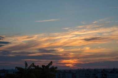 Ukrayna 'nın büyük şehri Kharkov' da günbatımının dinamikleri ve ufukta görünen ve görünmeyen her şeyin yaratıcısı tarafından resmedilen muhteşem bir akşam manzarası.!