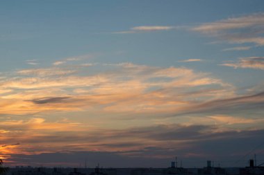 Ukrayna 'nın büyük şehri Kharkov' da günbatımının dinamikleri ve ufukta görünen ve görünmeyen her şeyin yaratıcısı tarafından resmedilen muhteşem bir akşam manzarası.!