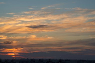 Ukrayna 'nın büyük şehri Kharkov' da günbatımının dinamikleri ve ufukta görünen ve görünmeyen her şeyin yaratıcısı tarafından resmedilen muhteşem bir akşam manzarası.!
