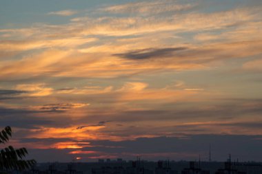Ukrayna 'nın büyük şehri Kharkov' da günbatımının dinamikleri ve ufukta görünen ve görünmeyen her şeyin yaratıcısı tarafından resmedilen muhteşem bir akşam manzarası.!