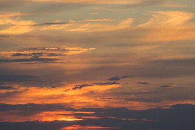 Ukrayna 'nın büyük şehri Kharkov' da günbatımının dinamikleri ve ufukta görünen ve görünmeyen her şeyin yaratıcısı tarafından resmedilen muhteşem bir akşam manzarası.!