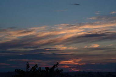 Ukrayna 'nın büyük şehri Kharkov' da günbatımının dinamikleri ve ufukta görünen ve görünmeyen her şeyin yaratıcısı tarafından resmedilen muhteşem bir akşam manzarası.!