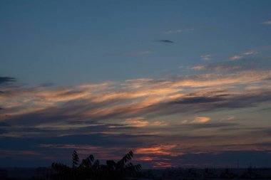 Ukrayna 'nın büyük şehri Kharkov' da günbatımının dinamikleri ve ufukta görünen ve görünmeyen her şeyin yaratıcısı tarafından resmedilen muhteşem bir akşam manzarası.!
