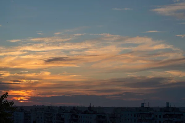 Δυναμική Του Ηλιοβασιλέματος Στη Μεγάλη Πόλη Του Kharkov Στην Ουκρανία — Φωτογραφία Αρχείου