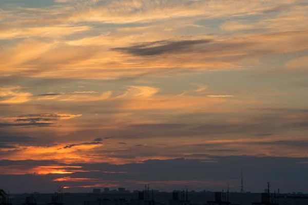 乌克兰哈尔科夫大城日落的脉动与地平线的辉煌灿烂在对比中划破了令人惊叹的云彩 形成了一个由造物主描绘的壮观的夜景 它描绘了一切可见和看不见的东西 — 图库照片