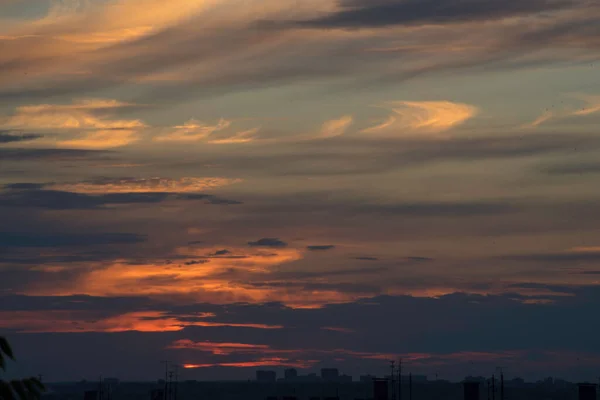 乌克兰哈尔科夫大城日落的脉动与地平线的辉煌灿烂在对比中划破了令人惊叹的云彩 形成了一个由造物主描绘的壮观的夜景 它描绘了一切可见和看不见的东西 — 图库照片