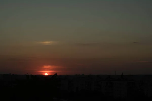 Een Karmozijnrode Hemel Een Contrasterende Zonsondergang Boven Een Grote Stad — Stockfoto