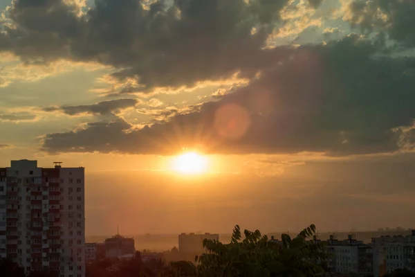 Karmosinblå Himmel Kontrasterande Solnedgång Över Stor Stad Ukraina Staden Charkiv — Stockfoto