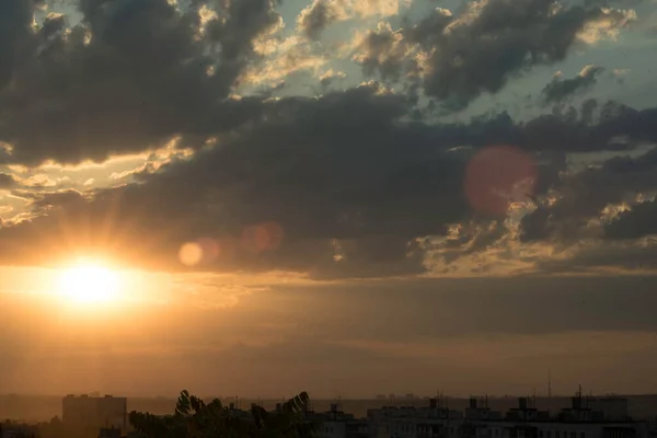 Karmosinblå Himmel Kontrasterande Solnedgång Över Stor Stad Ukraina Staden Charkiv — Stockfoto