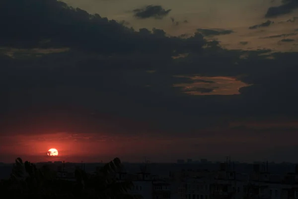 Cielo Carmesí Una Puesta Sol Contrastante Sobre Una Gran Ciudad —  Fotos de Stock