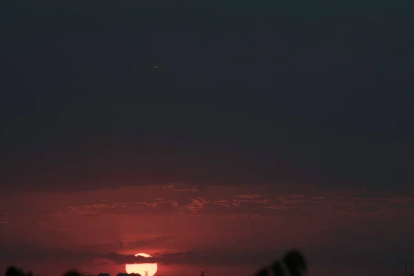 Ein Purpurroter Himmel Einem Kontrastierenden Sonnenuntergang Über Einer Großen Stadt — Stockfoto