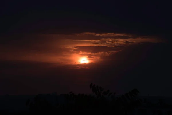 Ciel Pourpre Dans Coucher Soleil Contrasté Sur Une Grande Ville — Photo