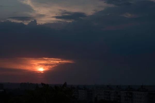 Céu Carmesim Pôr Sol Contrastante Sobre Uma Grande Cidade Ucrânia — Fotografia de Stock