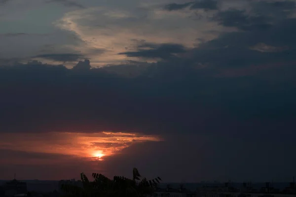 Een Karmozijnrode Hemel Een Contrasterende Zonsondergang Boven Een Grote Stad — Stockfoto