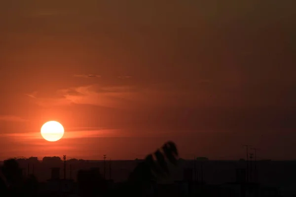 Szkarłatne Niebo Kontrastującym Zachodzie Słońca Nad Dużym Miastem Ukrainie Miasto — Zdjęcie stockowe