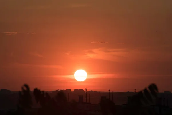 Een Karmozijnrode Hemel Een Contrasterende Zonsondergang Boven Een Grote Stad — Stockfoto