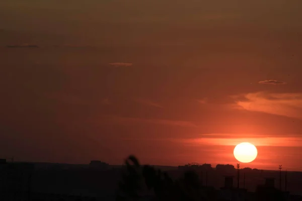 Een Karmozijnrode Hemel Een Contrasterende Zonsondergang Boven Een Grote Stad — Stockfoto