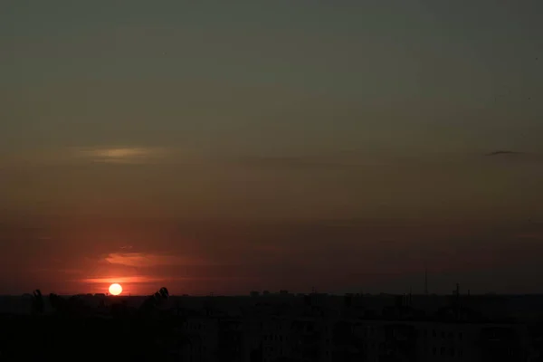 Cielo Carmesí Una Puesta Sol Contrastante Sobre Una Gran Ciudad —  Fotos de Stock