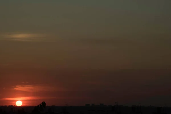 Cielo Carmesí Una Puesta Sol Contrastante Sobre Una Gran Ciudad — Foto de Stock