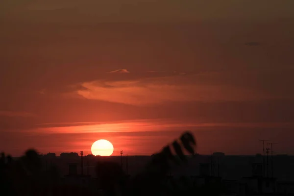 Een Karmozijnrode Hemel Een Contrasterende Zonsondergang Boven Een Grote Stad — Stockfoto