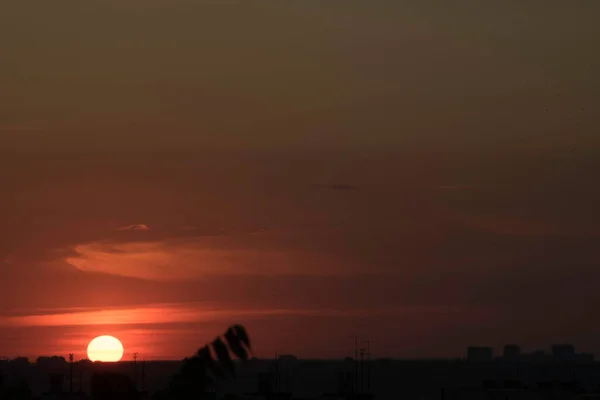 Karmosinblå Himmel Kontrasterande Solnedgång Över Stor Stad Ukraina Staden Charkiv — Stockfoto