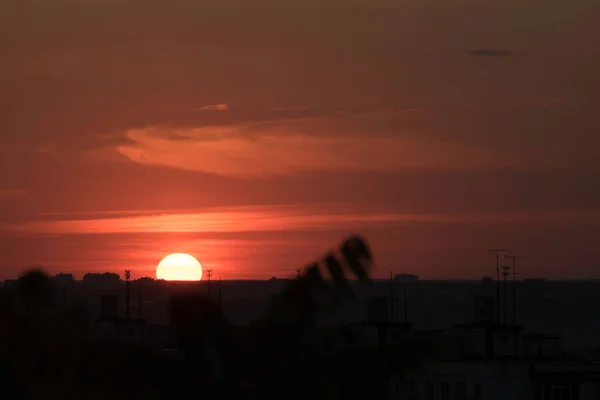 Een Karmozijnrode Hemel Een Contrasterende Zonsondergang Boven Een Grote Stad — Stockfoto