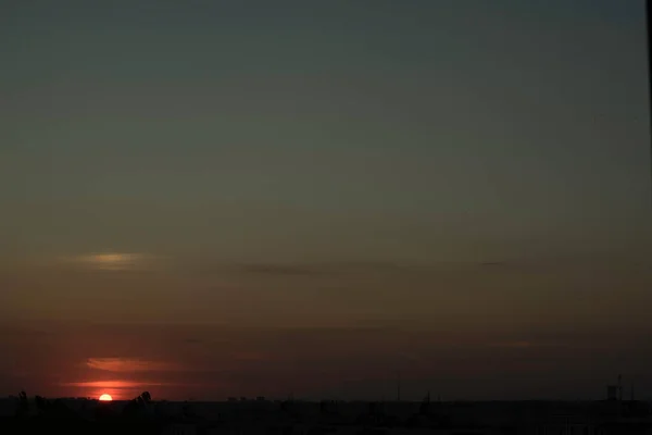 Cielo Carmesí Una Puesta Sol Contrastante Sobre Una Gran Ciudad — Foto de Stock