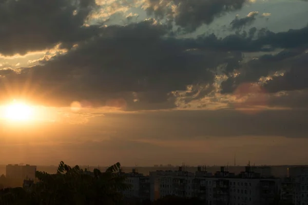 Een Karmozijnrode Hemel Een Contrasterende Zonsondergang Boven Een Grote Stad — Stockfoto