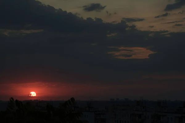 Ein Purpurroter Himmel Einem Kontrastierenden Sonnenuntergang Über Einer Großen Stadt — Stockfoto