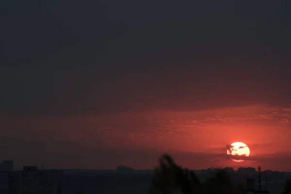 Karmínová Obloha Kontrastním Západu Slunce Nad Velkým Městem Ukrajině Město — Stock fotografie