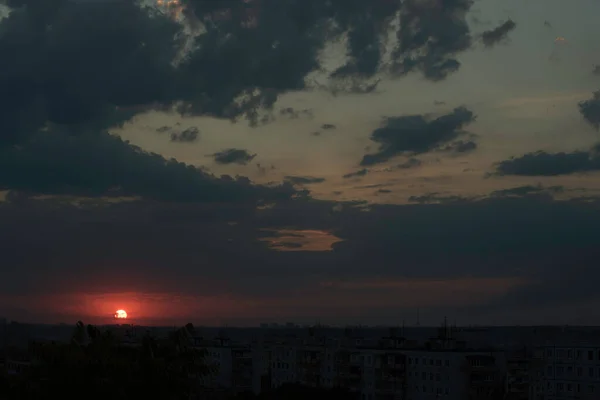 Céu Carmesim Pôr Sol Contrastante Sobre Uma Grande Cidade Ucrânia — Fotografia de Stock
