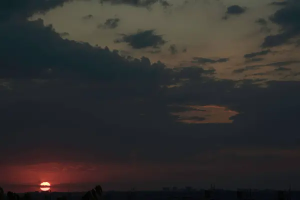 Céu Carmesim Pôr Sol Contrastante Sobre Uma Grande Cidade Ucrânia — Fotografia de Stock