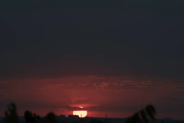 Cielo Carmesí Una Puesta Sol Contrastante Sobre Una Gran Ciudad —  Fotos de Stock