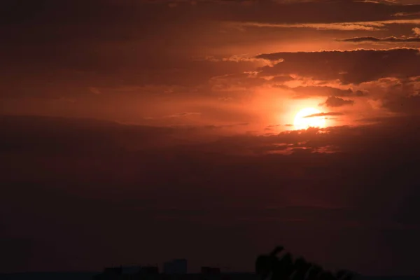 Karmosinblå Himmel Kontrasterande Solnedgång Över Stor Stad Ukraina Staden Charkiv — Stockfoto