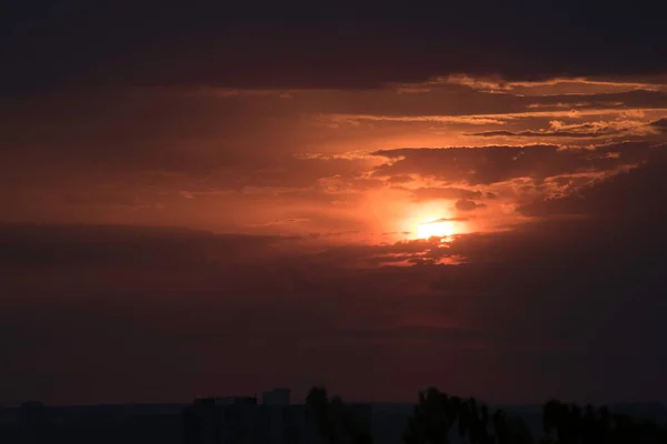 Szkarłatne Niebo Kontrastującym Zachodzie Słońca Nad Dużym Miastem Ukrainie Miasto — Zdjęcie stockowe