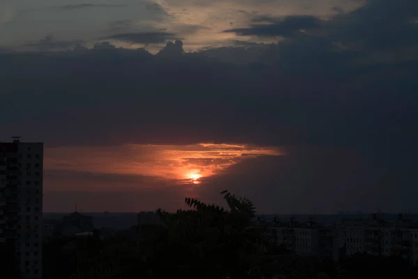 乌克兰的一个大城市哈尔科夫市 在最后几秒钟里 夕阳西下 天空一片红晕 太阳将从地平线上消失 这是一个令人惊叹的景象 它可以看到过去的一天和黑夜与白昼的交汇 地平线上的云彩 — 图库照片