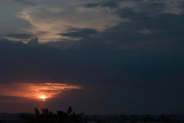 Cielo Carmesí Una Puesta Sol Contrastante Sobre Una Gran Ciudad — Foto de Stock