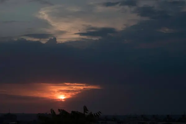 乌克兰的一个大城市哈尔科夫市 在最后几秒钟里 夕阳西下 天空一片红晕 太阳将从地平线上消失 这是一个令人惊叹的景象 它可以看到过去的一天和黑夜与白昼的交汇 地平线上的云彩 — 图库照片