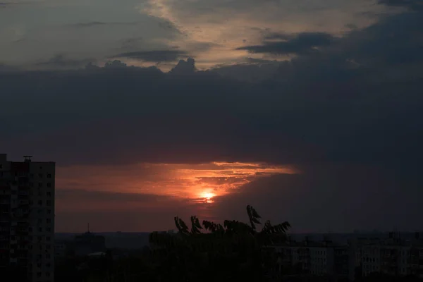 乌克兰的一个大城市哈尔科夫市 在最后几秒钟里 夕阳西下 天空一片红晕 太阳将从地平线上消失 这是一个令人惊叹的景象 它可以看到过去的一天和黑夜与白昼的交汇 地平线上的云彩 — 图库照片