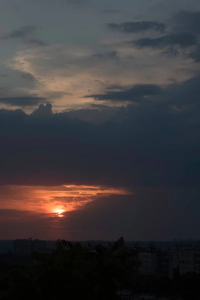 乌克兰的一个大城市哈尔科夫市 在最后几秒钟里 夕阳西下 天空一片红晕 太阳将从地平线上消失 这是一个令人惊叹的景象 它可以看到过去的一天和黑夜与白昼的交汇 地平线上的云彩 — 图库照片