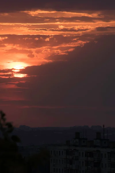 Cielo Cremisi Tramonto Contrastante Una Grande Città Ucraina Città Kharkiv — Foto Stock