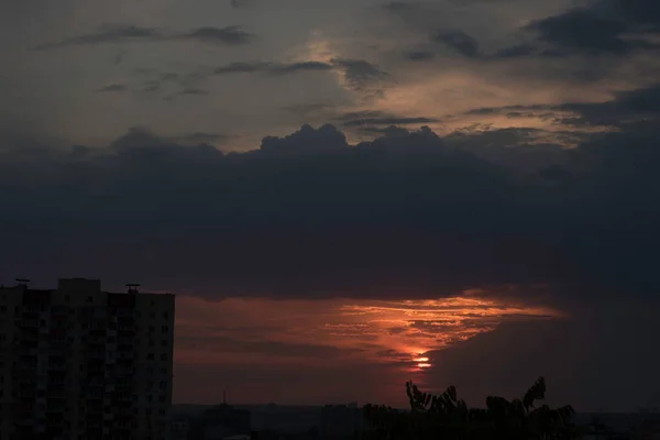 Sebuah Langit Merah Dalam Kontras Matahari Terbenam Atas Kota Besar — Stok Foto