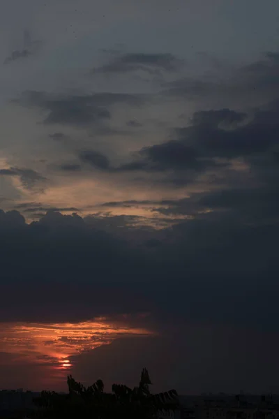 乌克兰的一个大城市哈尔科夫市 在最后几秒钟里 夕阳西下 天空一片红晕 太阳将从地平线上消失 这是一个令人惊叹的景象 它可以看到过去的一天和黑夜与白昼的交汇 地平线上的云彩 — 图库照片